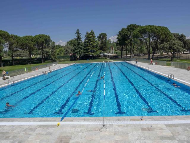 Los socorristas de Boadilla salvan la vida a un joven que nadaba en la piscina municipal