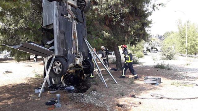 
                                                    Espectacular accidente en Las Rozas con una persona herida