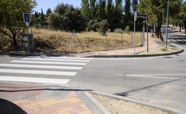 Las obras de mejora en Parque Boadilla incluyen hasta ahora 4.500 m2 de acera y 140 plazas de aparcamiento