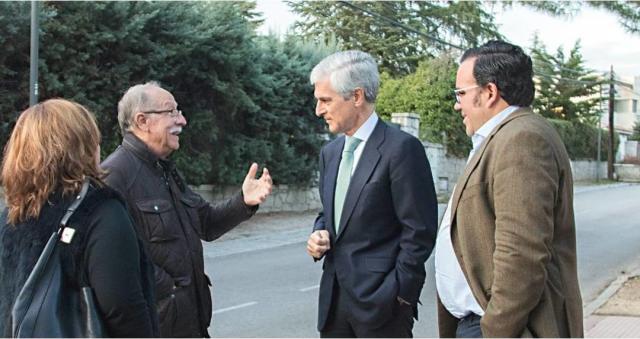 Javier Úbeda y Adolfo Suárez Illana visitan puerta a puerta a los vecinos de Boadilla