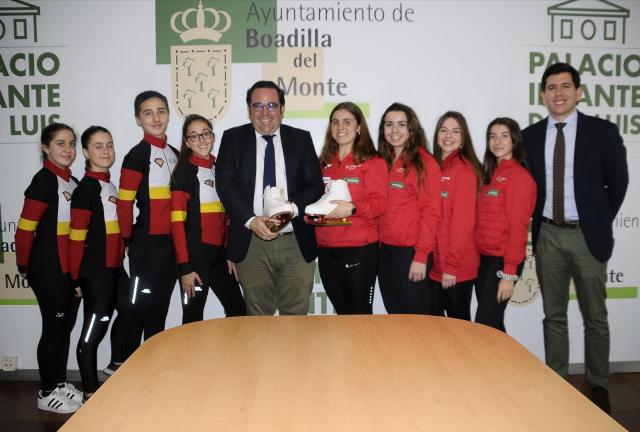 El Alcalde felicita a varios vecinos de Boadilla integrantes del equipo nacional de patinaje sincronizado