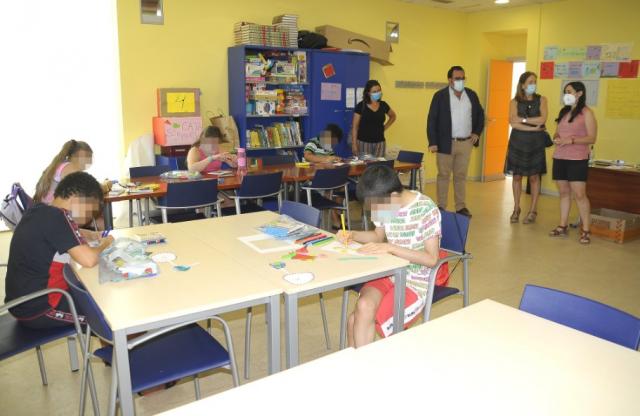 Clases de refuerzo durante julio para menores en situación de vulnerabilidad en el Aula Socioeducativa