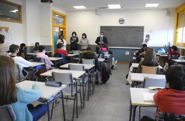 Boadilla reparte entre sus escolares ejemplares de la Constitución Española para conmemorar su aniversario
