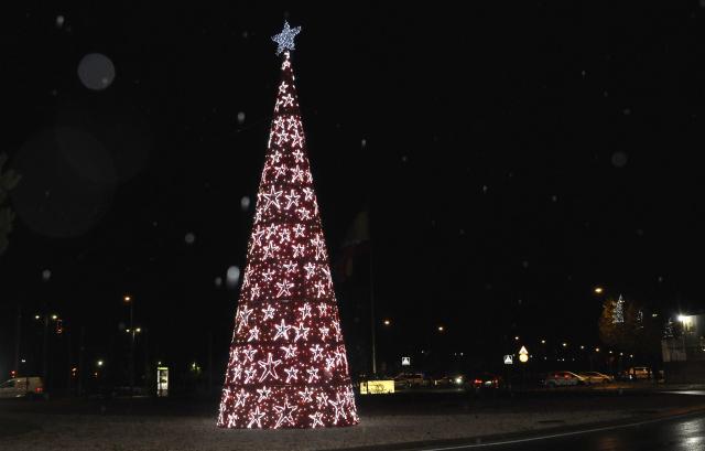 El Tren de la Navidad comienza a circular por las principales vías comerciales de Boadilla