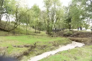 El Aula Medioambiental anima a los vecinos a participar en una jornada de limpieza del arroyo de Valenoso