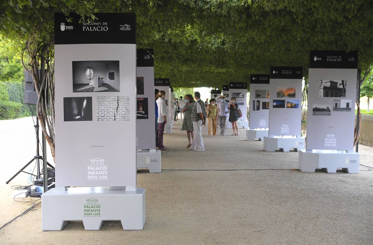 
                                                    Fotógrafos de Boadilla presentan los Rincones del Palacio en una exposición instalada en sus jardines