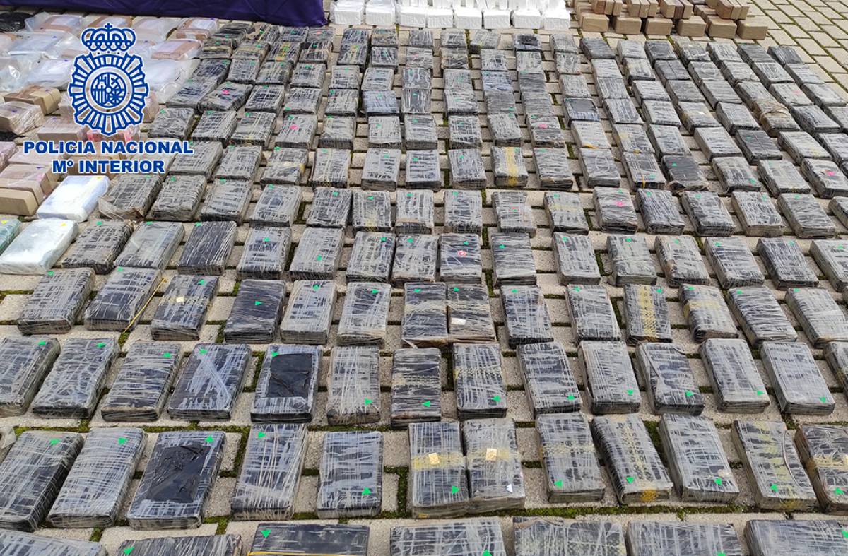 
                                                    Dos guardias civiles detenidos acusados de colaborar con narcotraficantes de La Finca de Pozuelo 