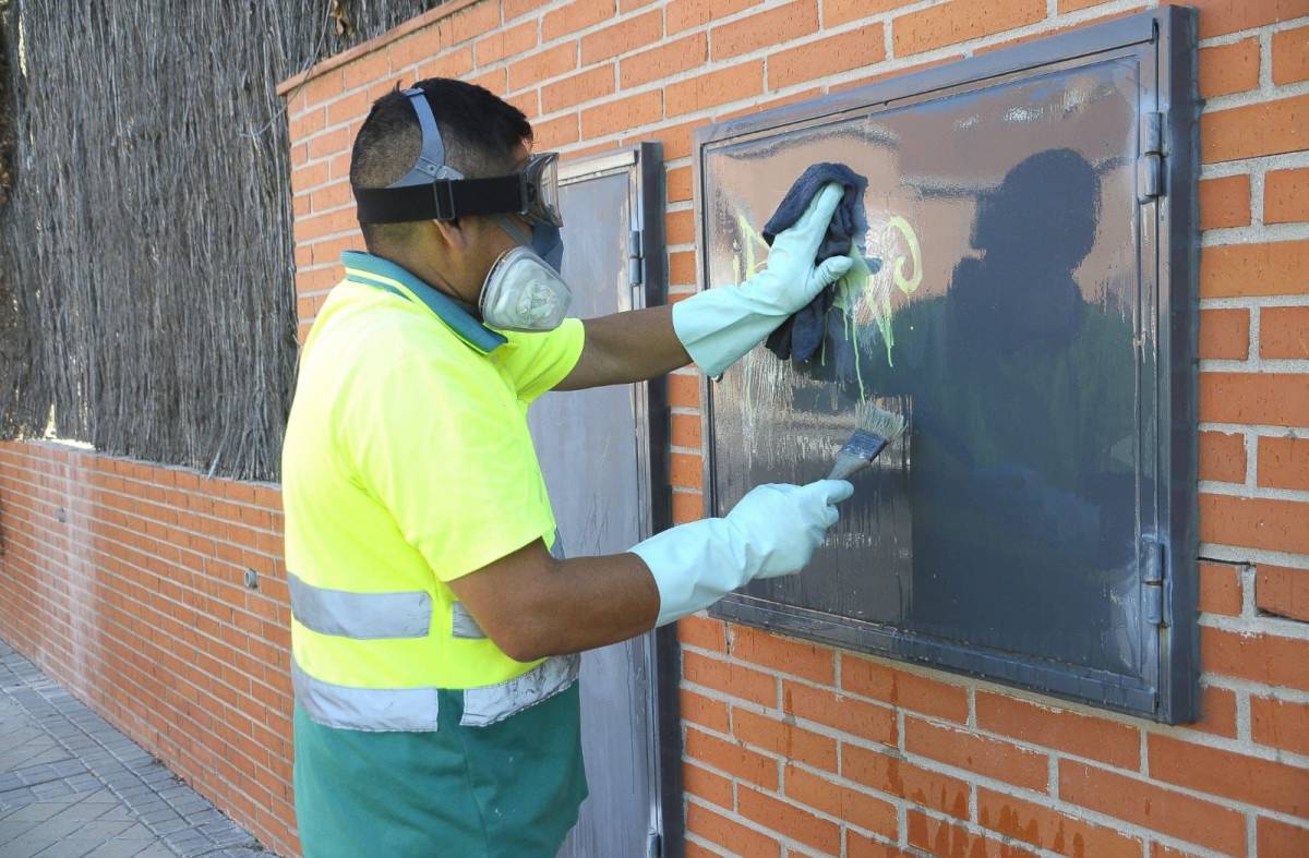 El servicio de limpieza de Boadilla ha eliminado más de 3200 grafitis en el último año
