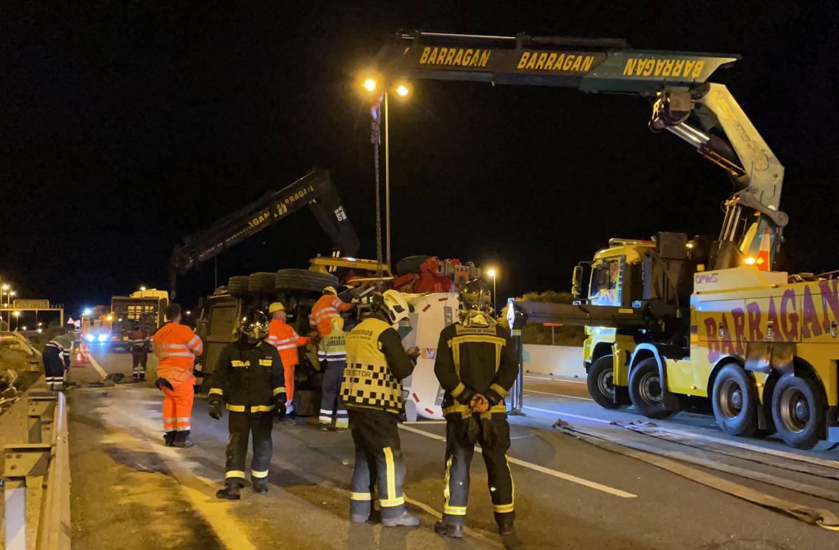 Caos en la M-50: vuelca un camión cisterna con dióxido de carbono a la altura de Las Rozas 