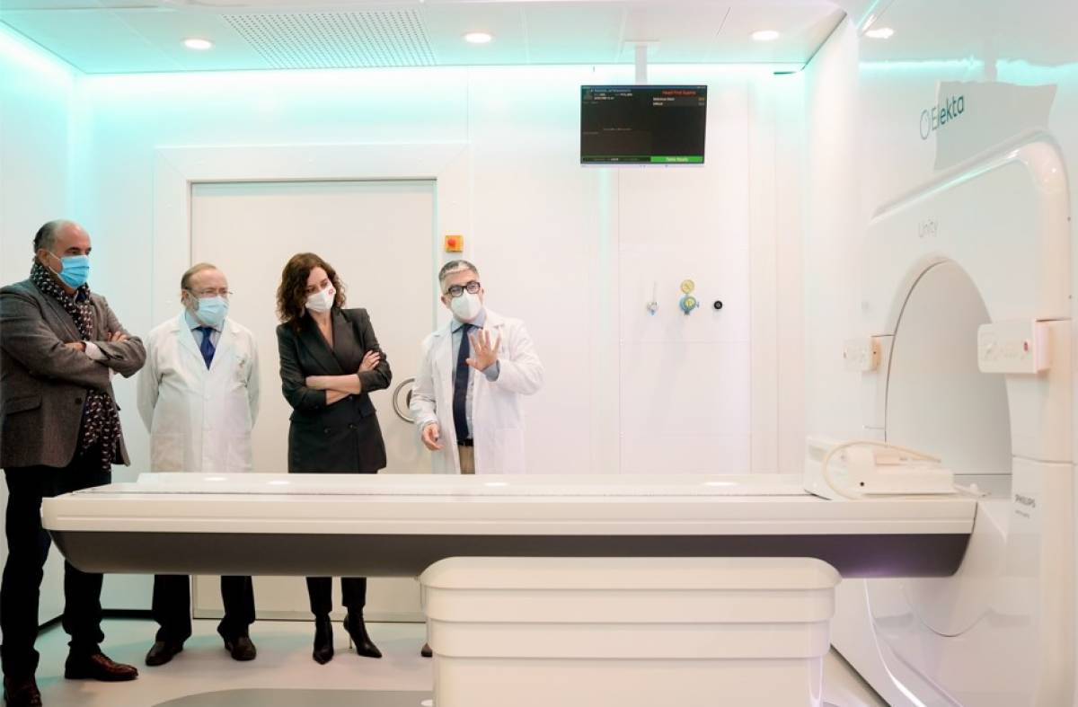 
                                                    Un hospital público madrileño pionero en España con un sistema de radioterapia de alta precisión para tratar tumores