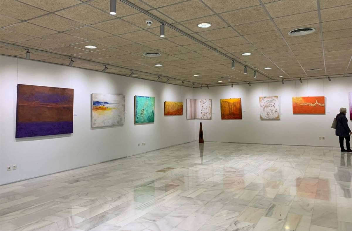 
                                                    La boadillana Carmen Corral inaugura la exposición 'Naturaleza Intervenida' en el municipio