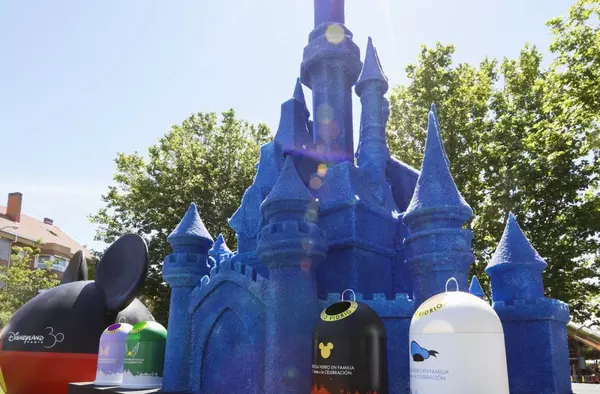 Vidrio reciclado y una altura de 5 metros, así luce el Castillo de la Bella Durmiente en Boadilla