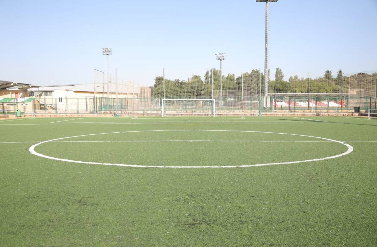 Sustitución del césped artificial en dos campos del Complejo Deportivo Ángel Nieto