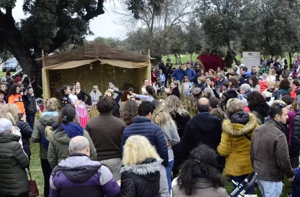 El Belén viviente y la llegada de las 'ovejas-bombero' en la jornada navideña en La Milagrosa