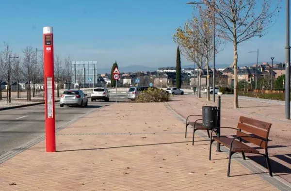 El Ayuntamiento de Boadilla instala bancos y papeleras en todas las paradas de autobús de la localidad