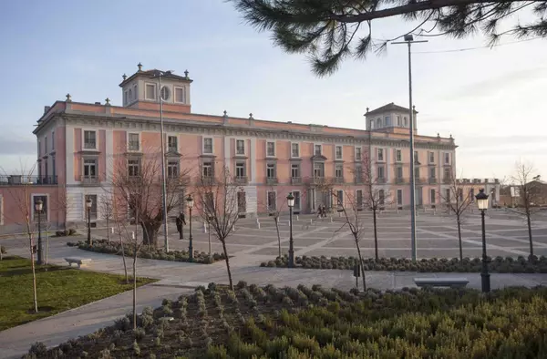 El Palacio de Boadilla acoge la exposición 'Volar, historia de una aventura' , organizada por el Ejército del Aire