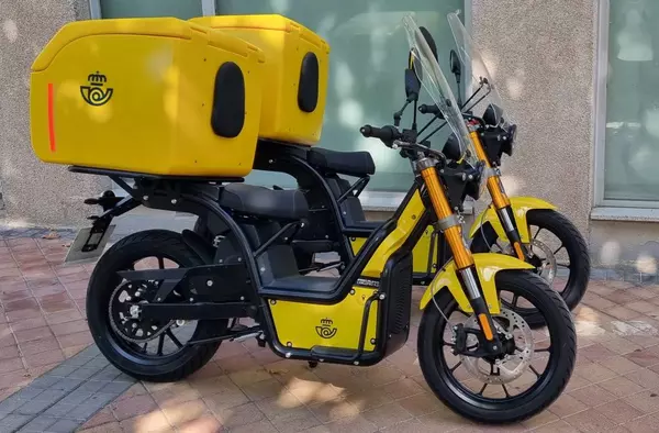 Los repartidores de Correos de Boadilla estrenan motos eléctricas protegidas frente a los ciberdelincuentes