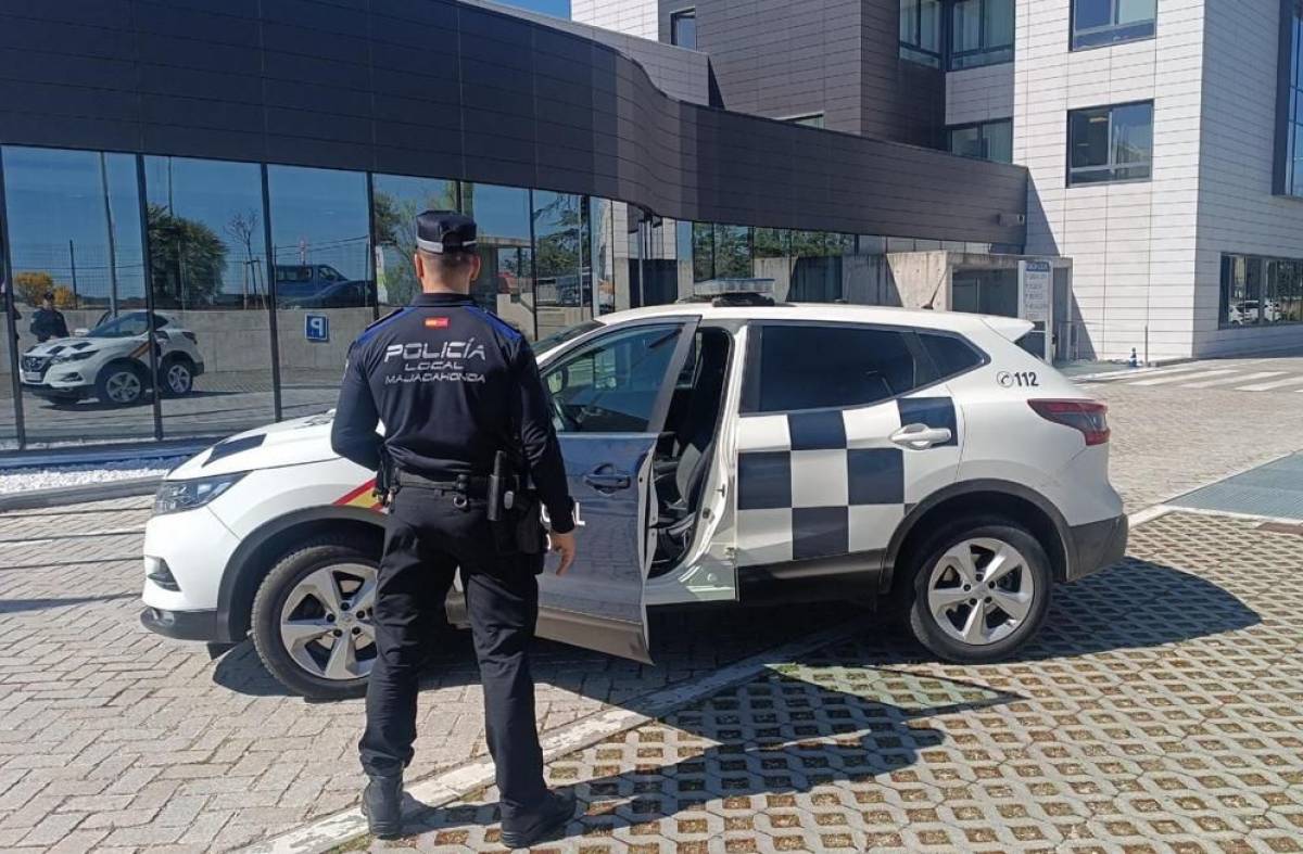 
                                                    Un hombre armado con un cuchillo gigante es detenido en el centro de Majadahonda