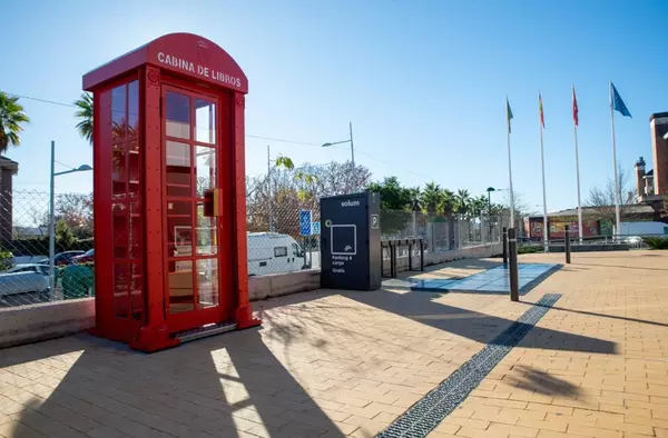 La Bibliocabina llega a Boadilla: así es el nuevo punto de intercambio de libros