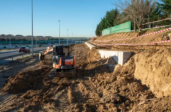 Avanza la construcción del carril de incorporación desde la M-513 a la M-50