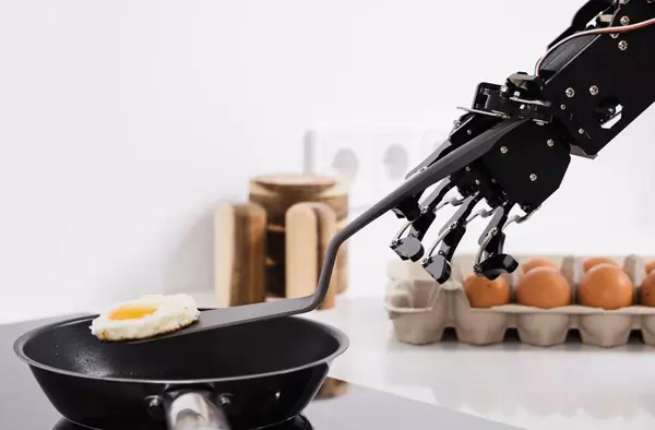 Un robot fabricado en un garaje de Boadilla se convierte en el cocinero de un restaurante madrileño