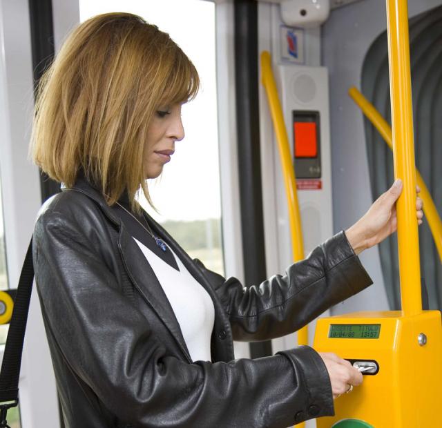 
                                                    Metro Ligero Oeste subraya la importancia de validar el título de transporte a bordo
