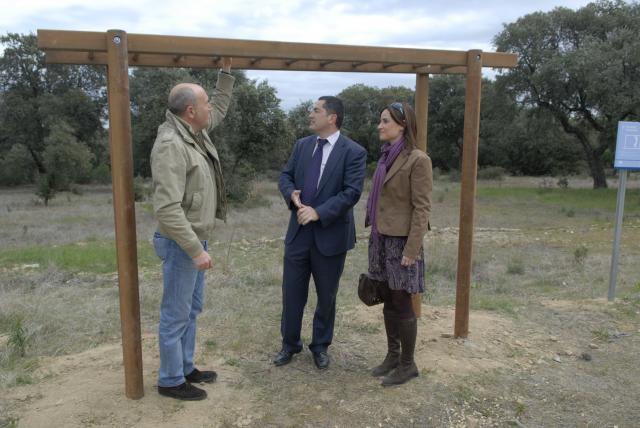 El alcalde visita el nuevo circuito deportivo en el Monte Norte de Boadilla