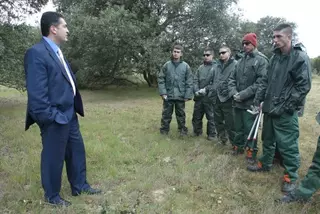 El alcalde visita a los alumnos de la Escuela Taller de Jardinería en el Monte