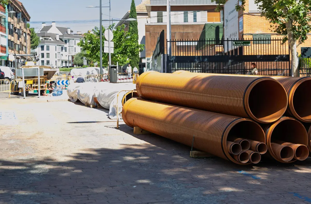 Cortes de tráfico y restricciones de aparcamiento en la calle Juan Carlos I de Boadilla hasta el 31 de agosto por obras