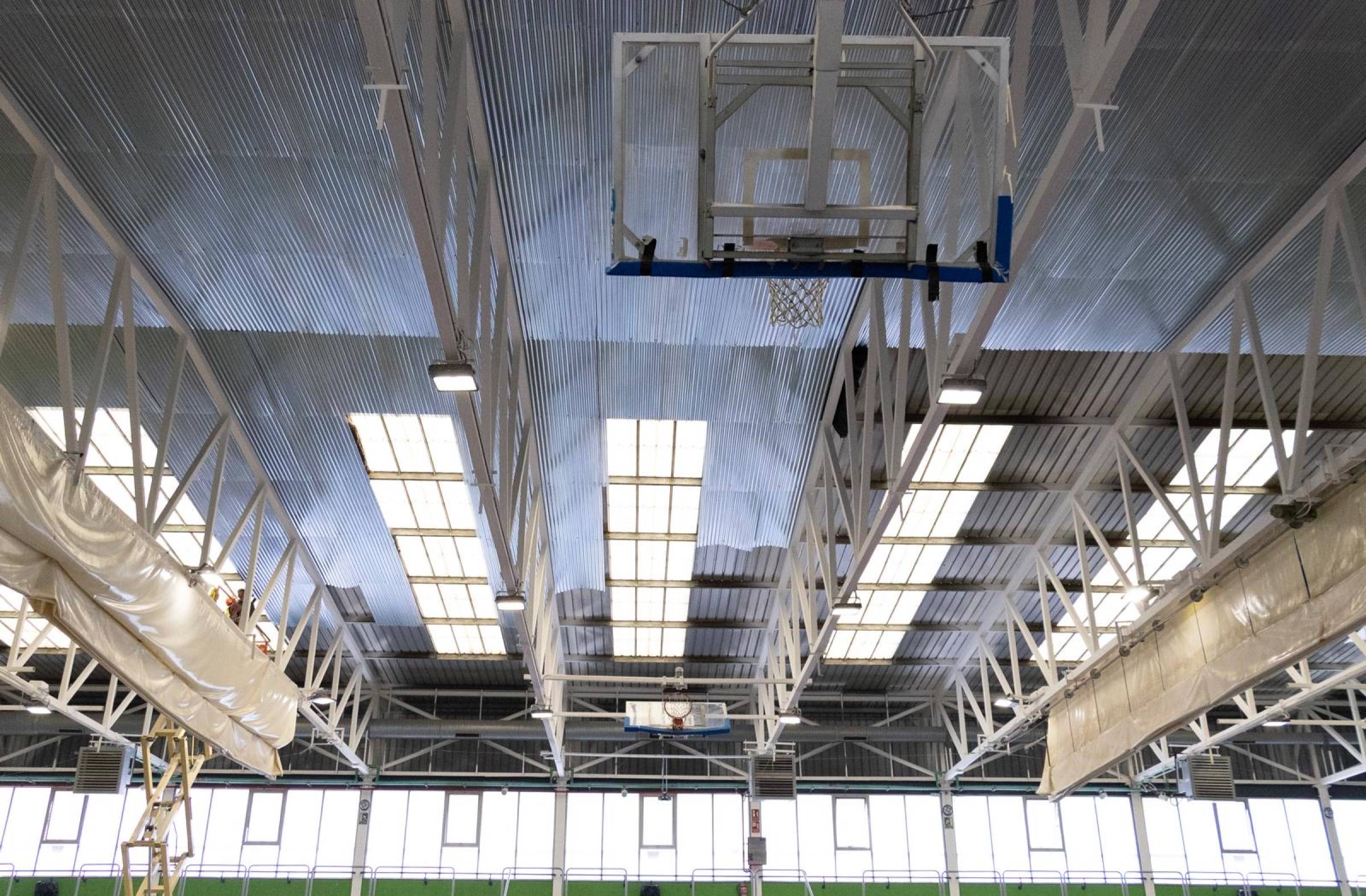 Mejoras en la cubierta del pabellón deportivo del CDM Ángel Nieto de Boadilla: aislamiento térmico y acústico renovado