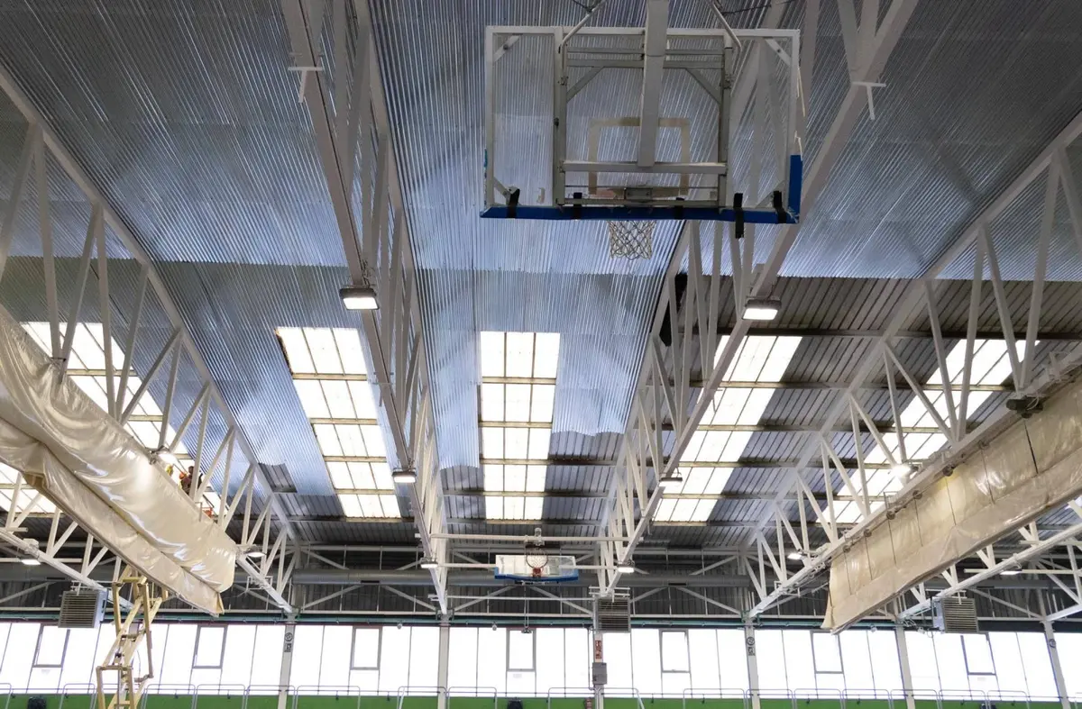 Mejoras en la cubierta del pabellón deportivo del CDM Ángel Nieto de Boadilla: aislamiento térmico y acústico renovado