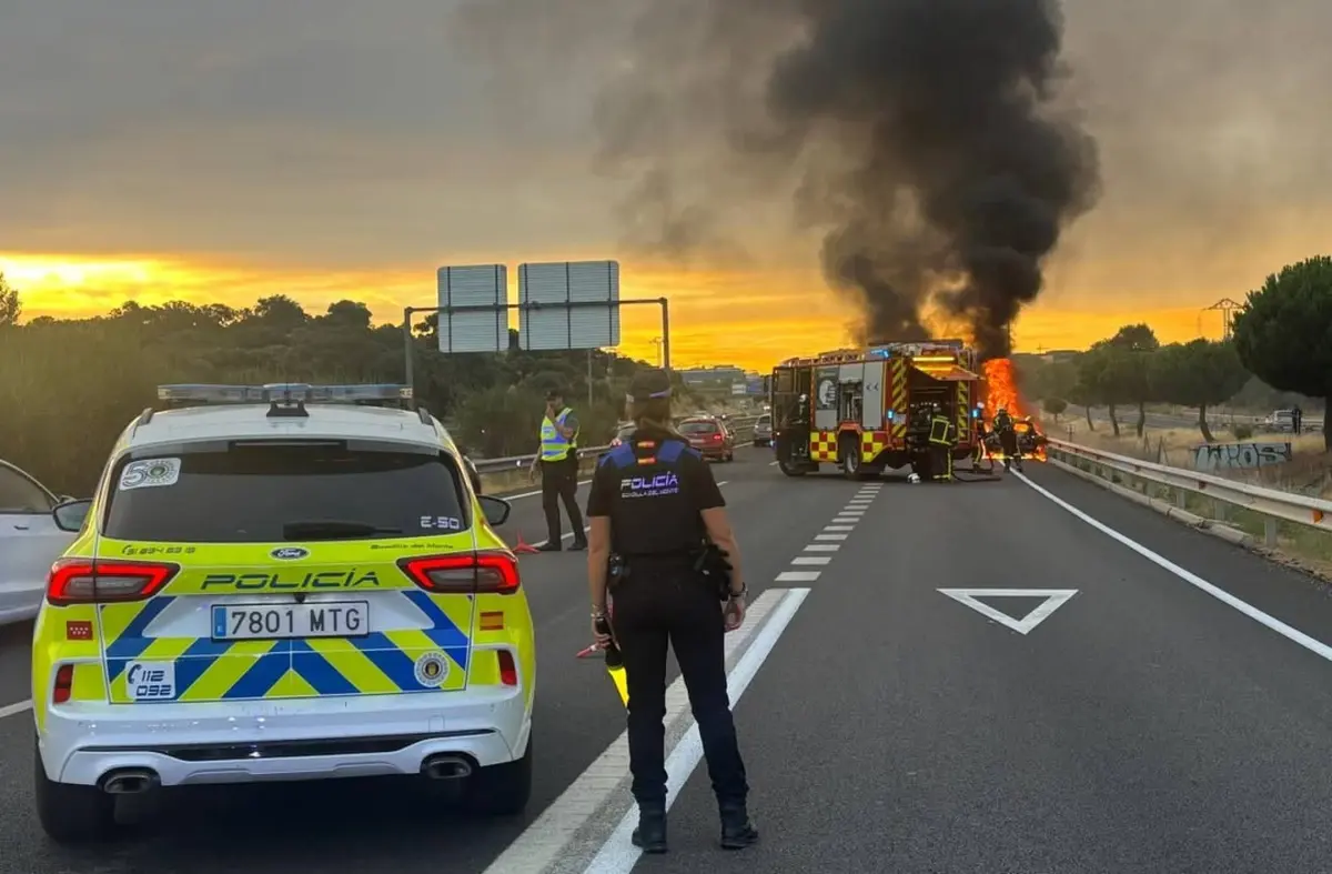 Arde un vehículo en la M-501 a la altura de Boadilla del Monte