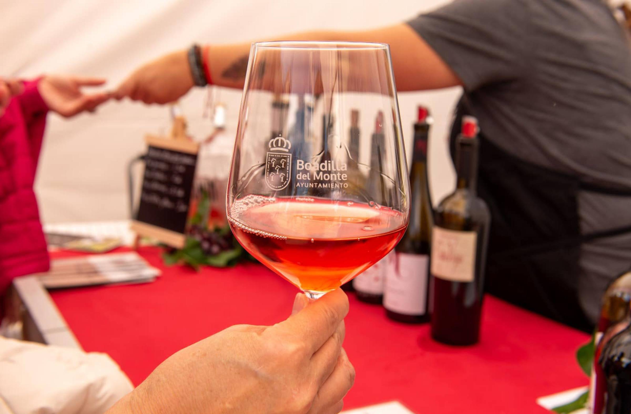 
                                                    Boadilla celebra una nueva edición de la Feria del Vino con catas y música en directo 