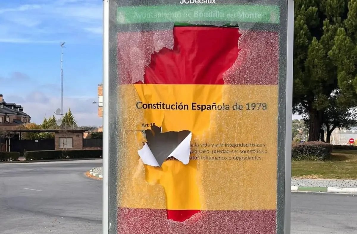 Vandalizan uno de los mupis de Boadilla que conmemoran el Día de la Constitución