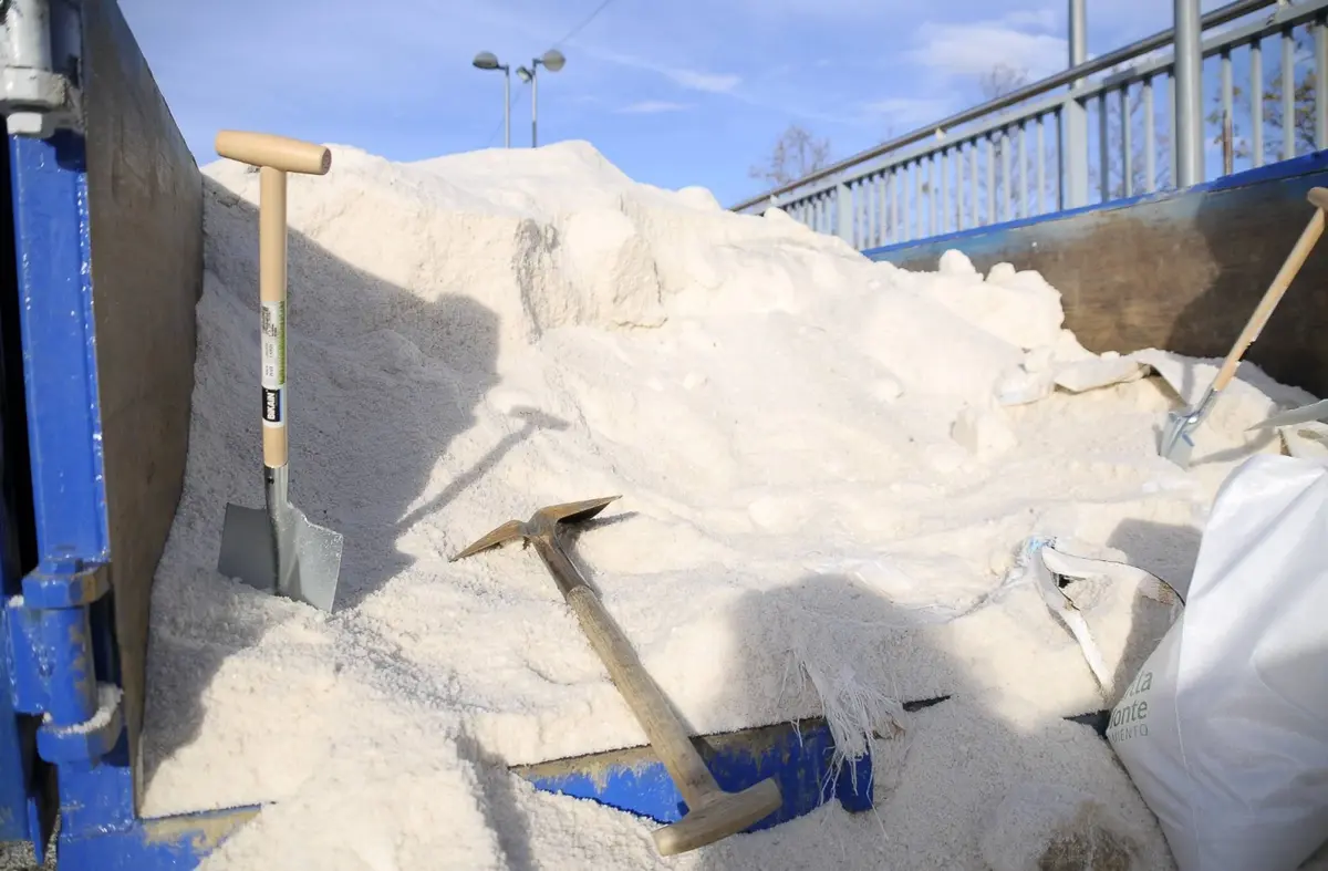 El Ayuntamiento de Boadilla comienza a repartir 100 toneladas de sal entre los vecinos para afrontar las inclemencias invernales