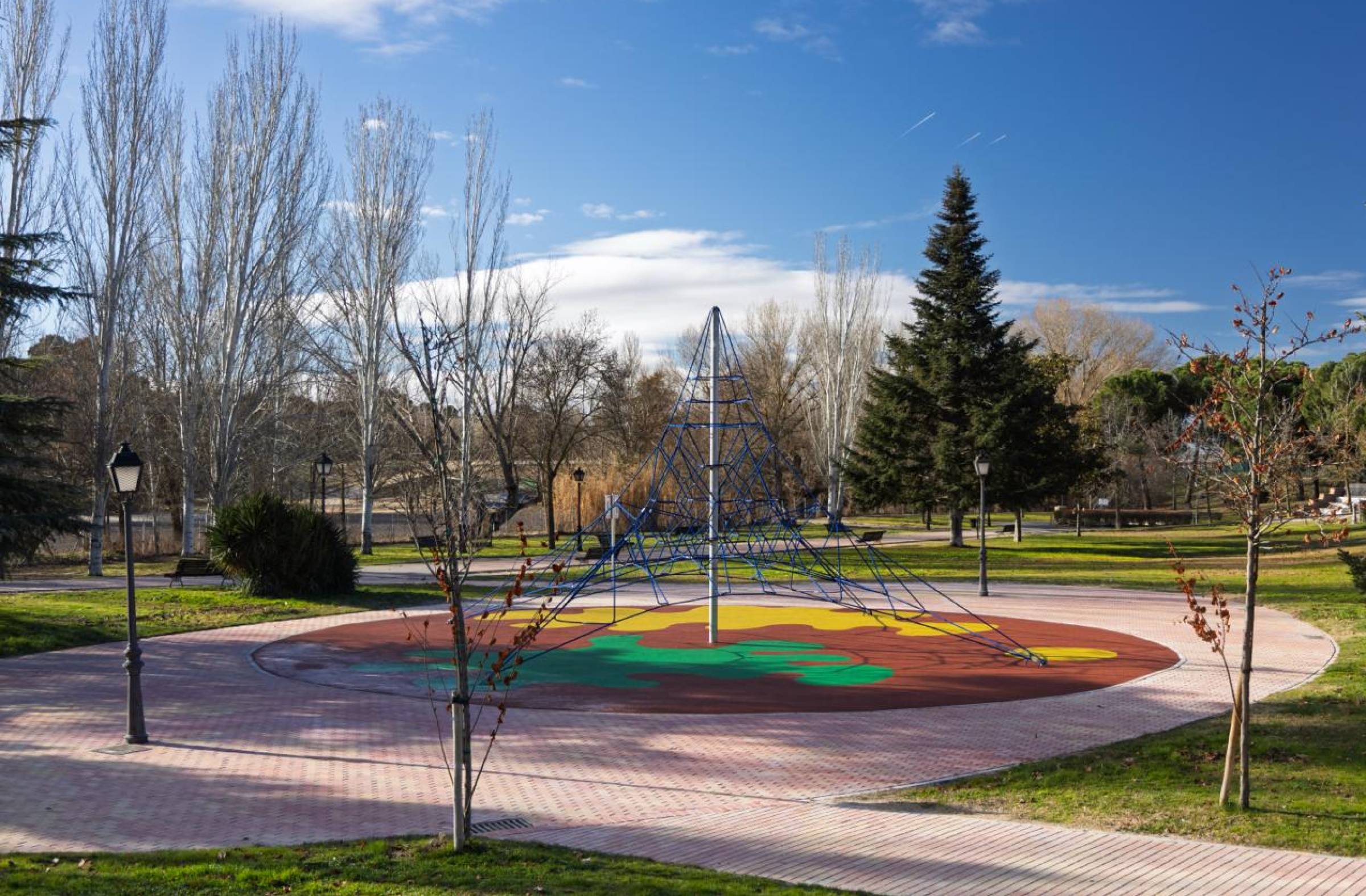 
                                                    El Ayuntamiento de Boadilla mejora el parque Juan Pablo II con un nuevo juego y actuaciones en el entorno 