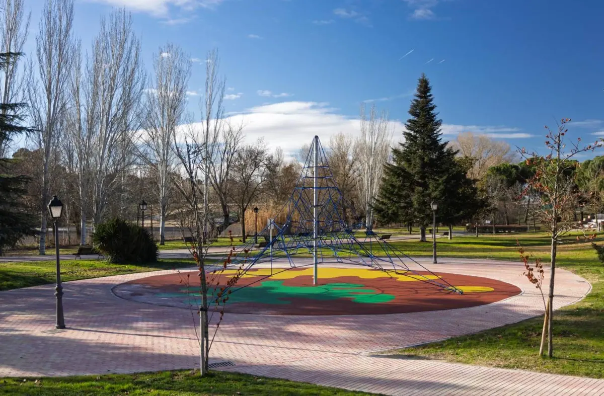 
                                        El Ayuntamiento de Boadilla mejora el parque Juan Pablo II con un nuevo juego y actuaciones en el entorno 