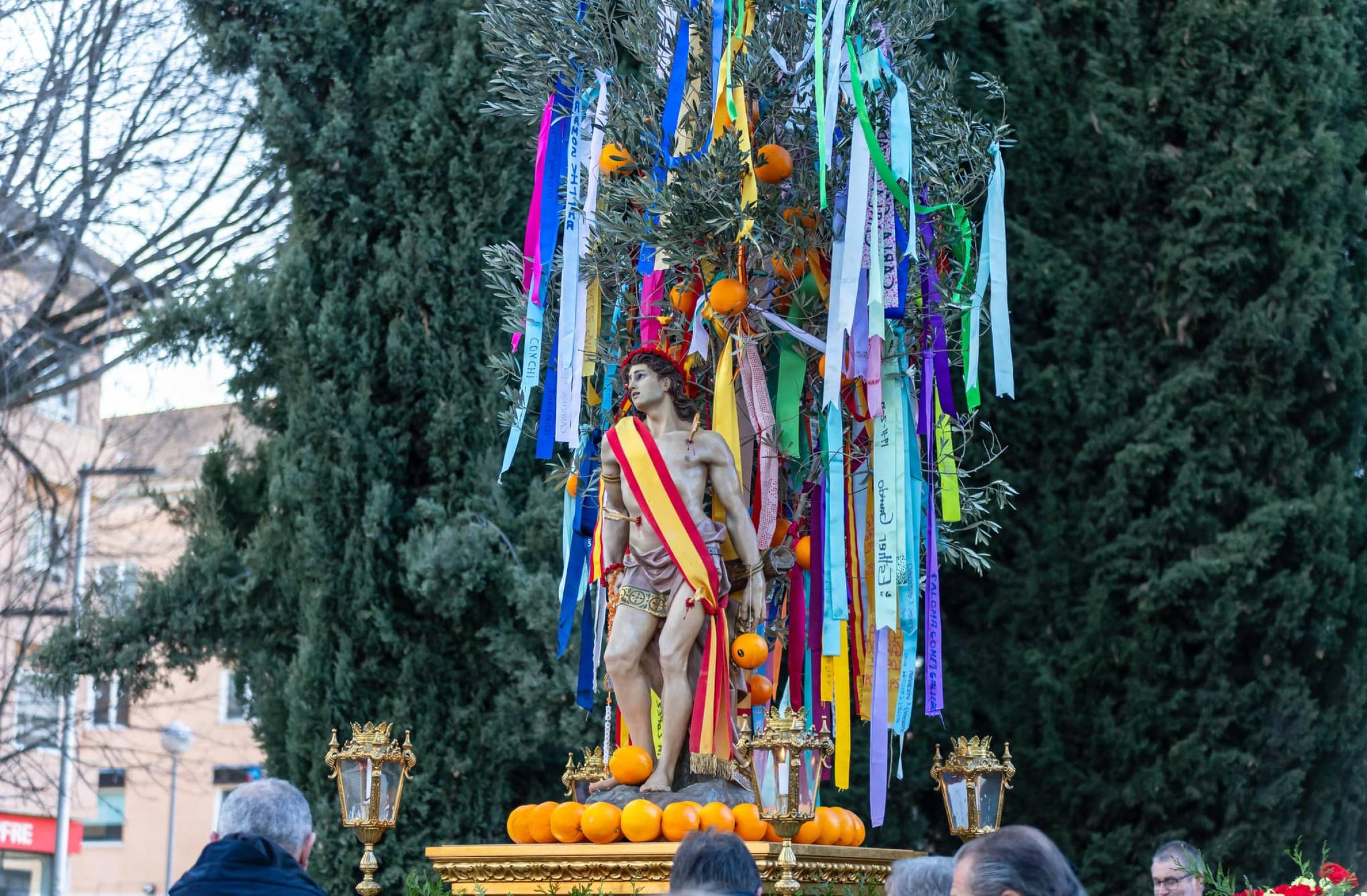 
                                                    Boadilla celebra San Sebastián este fin de semana con charangas, sesiones Dj, misa y la tradicional procesión
