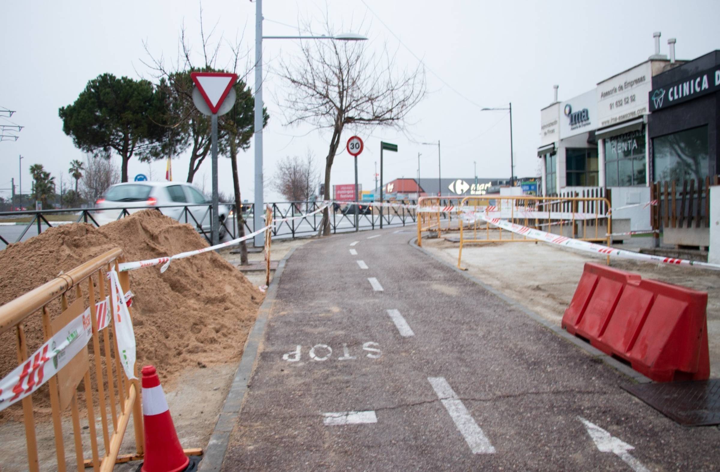 
                                                    El Ayuntamiento de Boadilla actúa en la mejora de aceras, baches e hidrantes