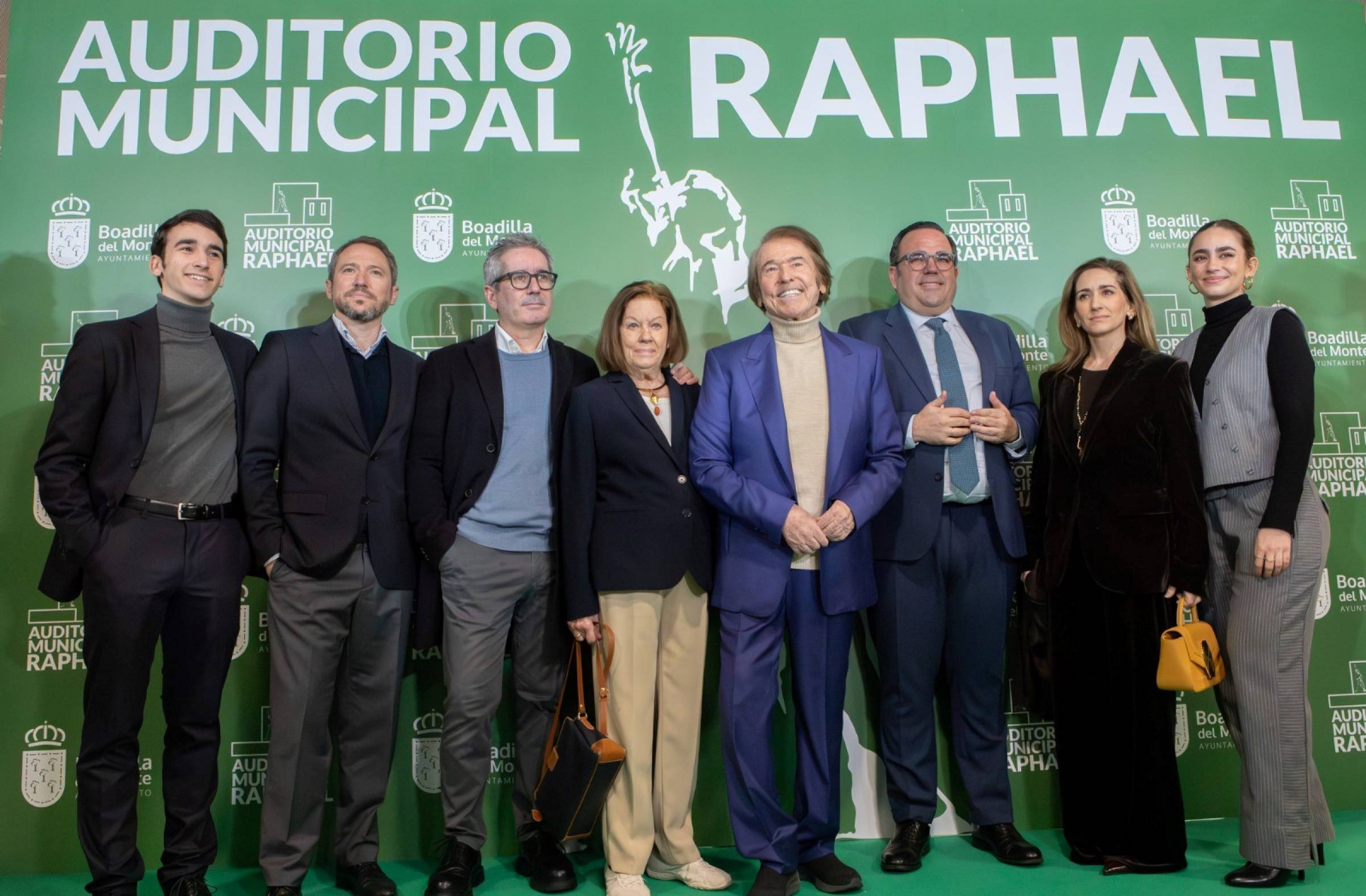 Raphael y su familia asisten al homenaje que Boadilla le ha rendido dando su nombre al Auditorio Municipal