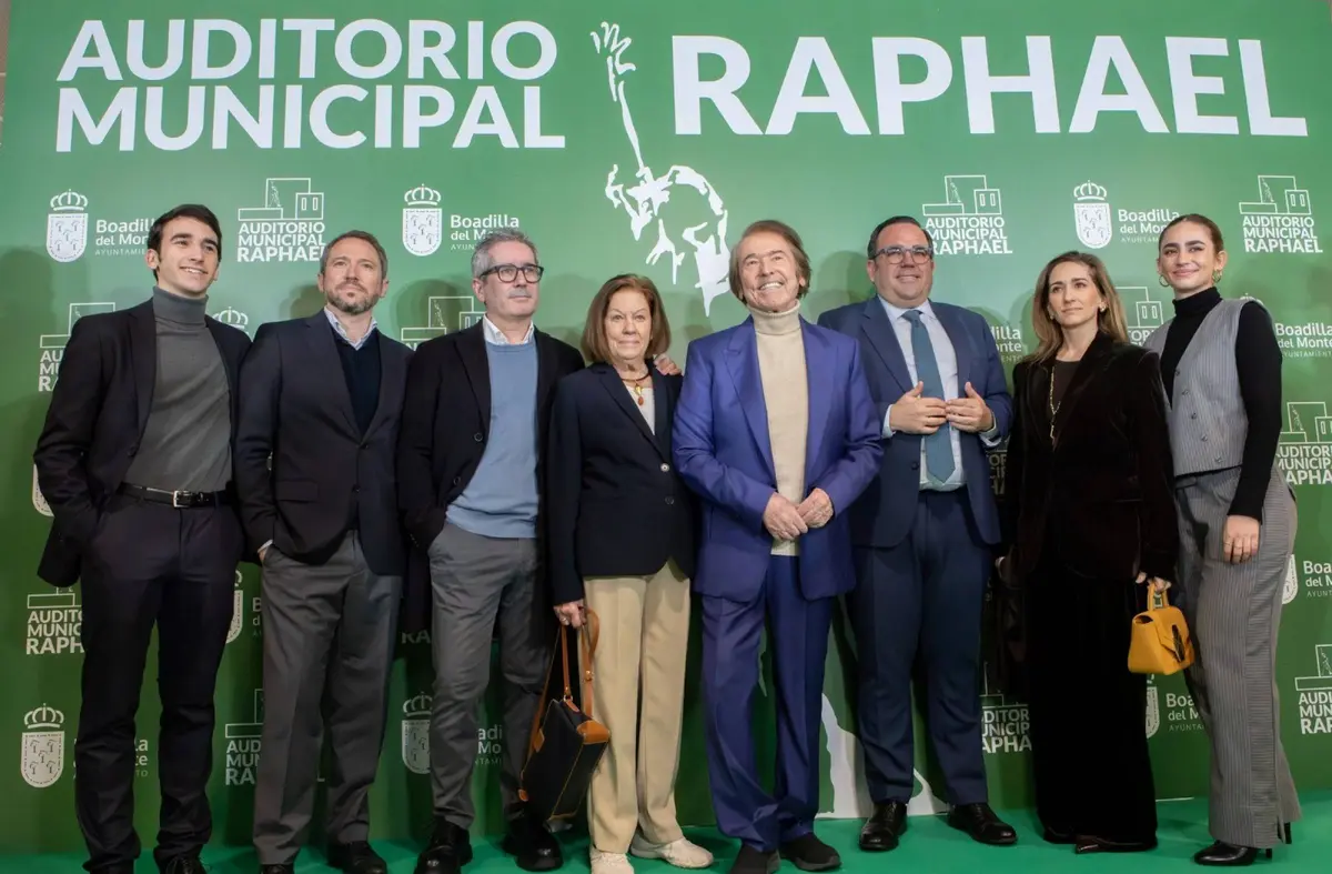 Raphael y su familia asisten al homenaje que Boadilla le ha rendido dando su nombre al Auditorio Municipal