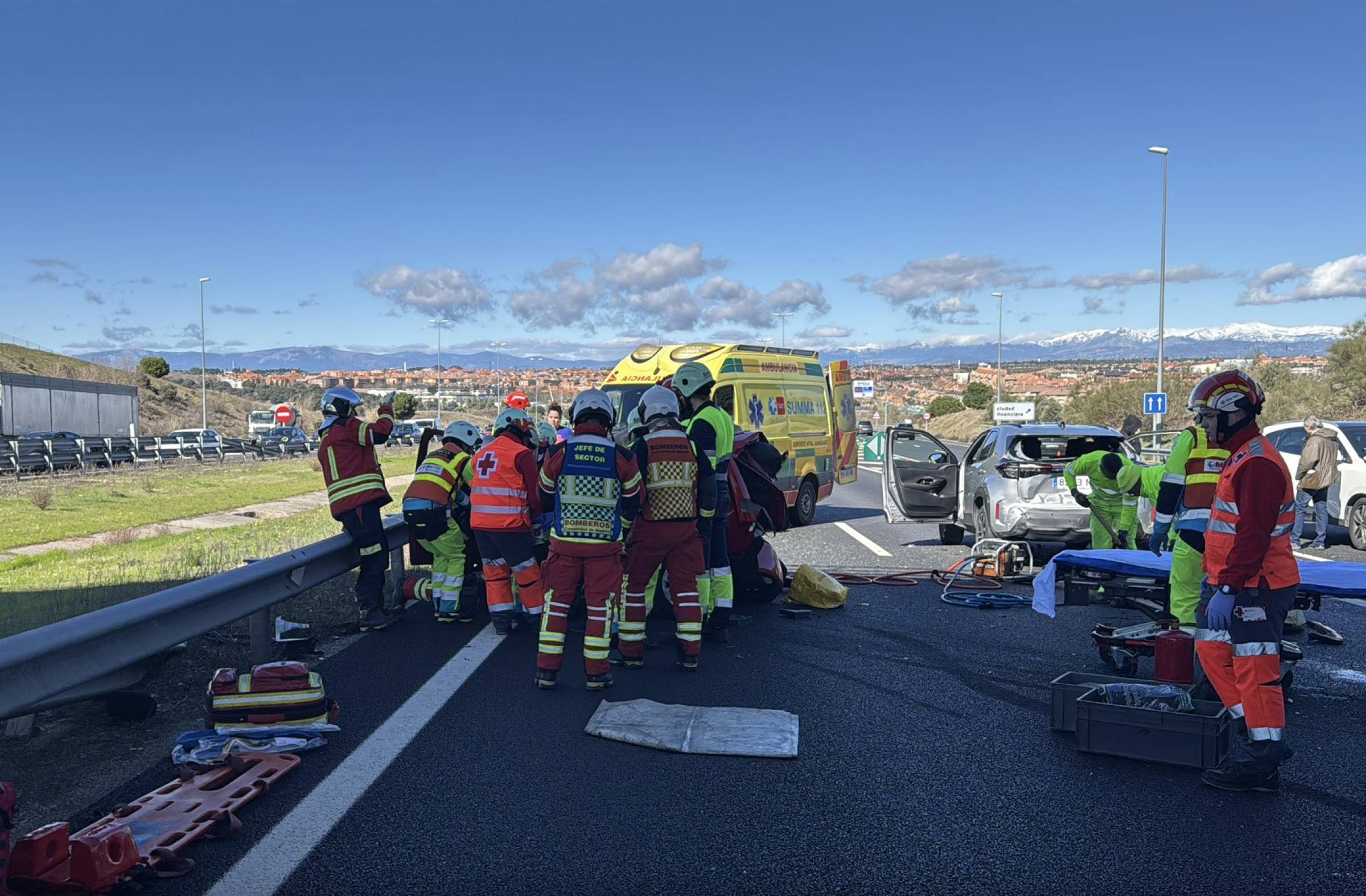 
                                                    Grave un conductor de 44 años tras un choque entre tres turismos en la M-50 a la altura de Boadilla