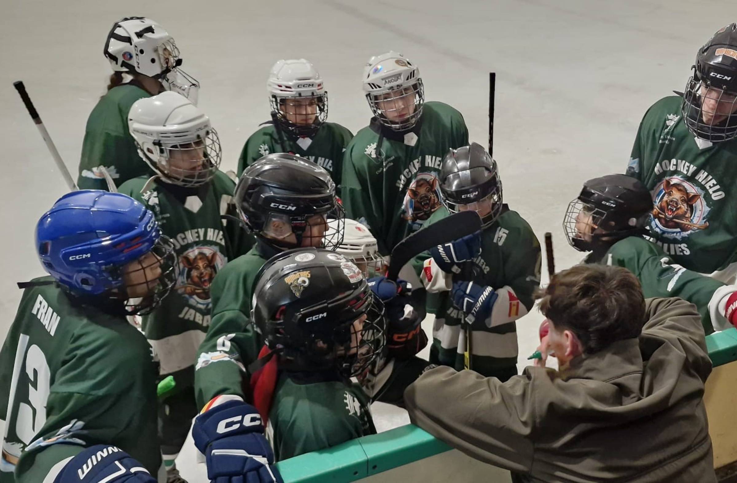 El Club Las Encinas de Boadilla reúne a las jóvenes promesas del hockey hielo en el 'V Torneo U13'
