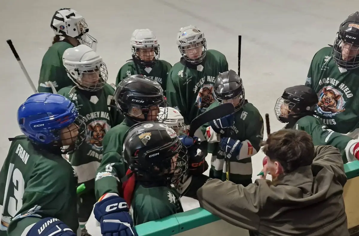 El Club Las Encinas de Boadilla reúne a las jóvenes promesas del hockey hielo en el 'V Torneo U13'