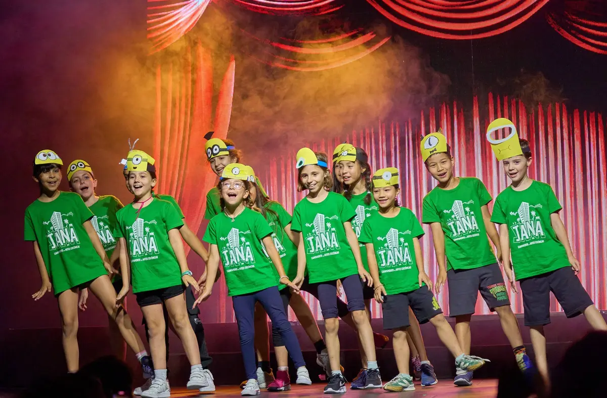 
                                        Llega a Boadilla un nuevo Campamento de Artes escénicas con clases de canto, baile e interpretación