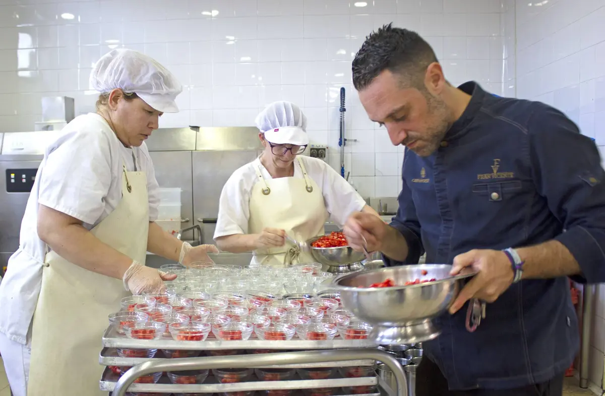 
                                Alta cocina en el comedor escolar: El chef Fran Vicente cocina para más de 1.300 personas en Casvi Boadilla                                    
