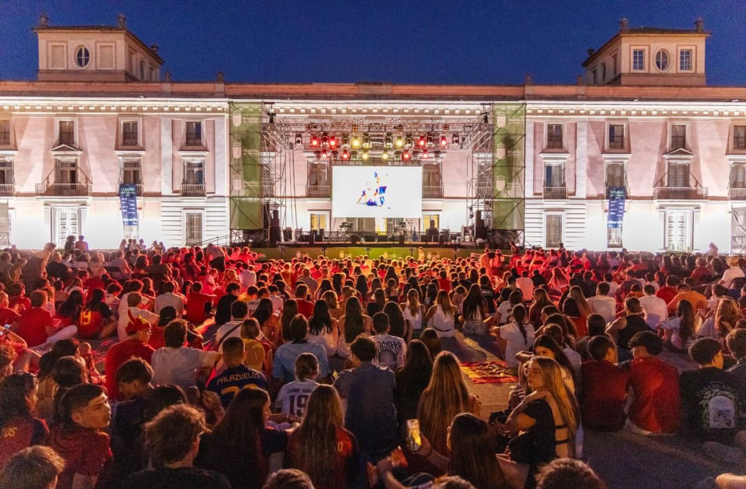 
                                                    Boadilla del Monte instala una pantalla gigante para ver el España-Portugal del Mundial