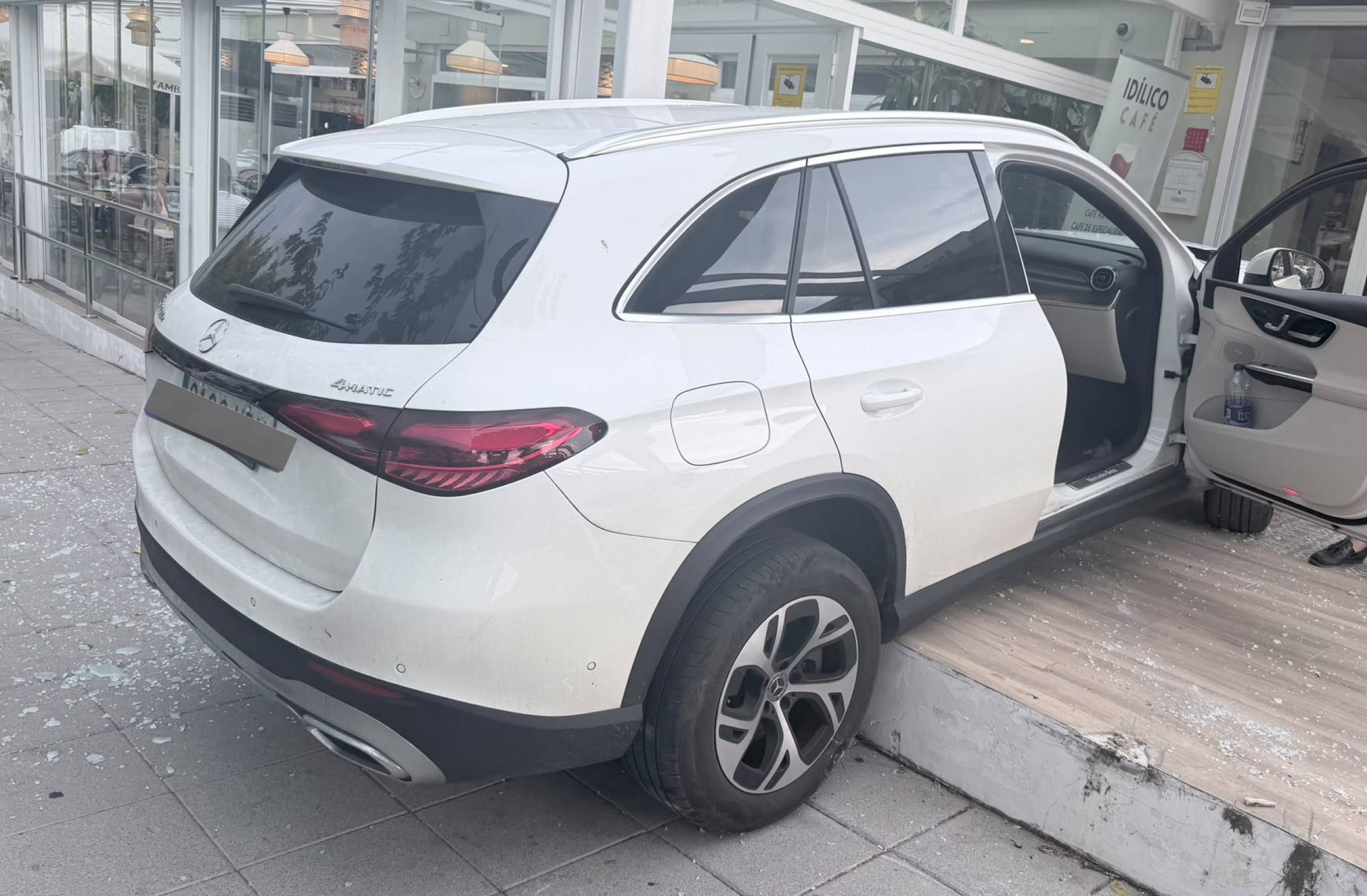 
                                                    Una conductora pierde el control de su coche e impacta contra una cafetería de Boadilla