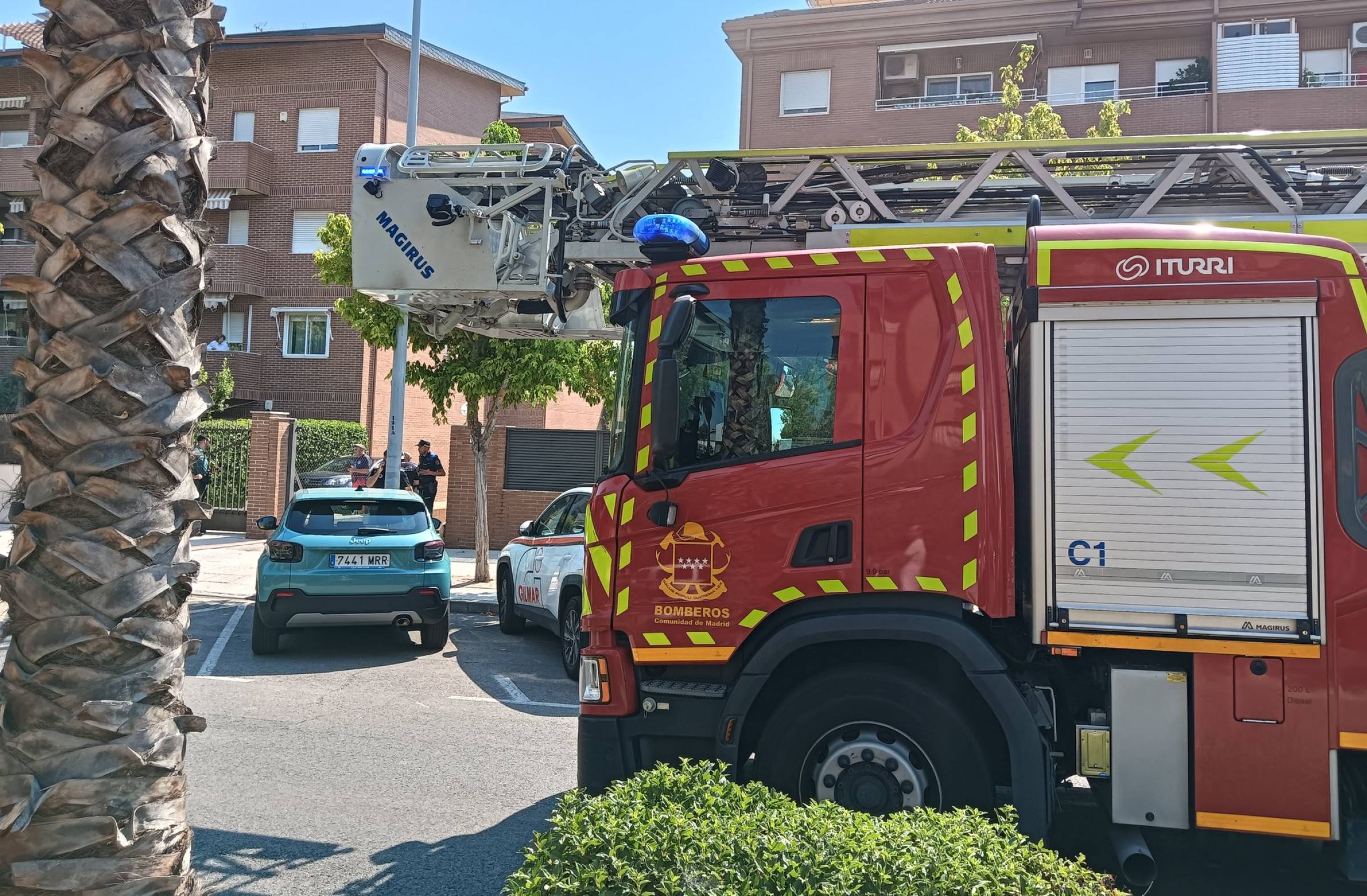 
                                                    Un incendio en un garaje de Boadilla obliga a desalojar el edificio 