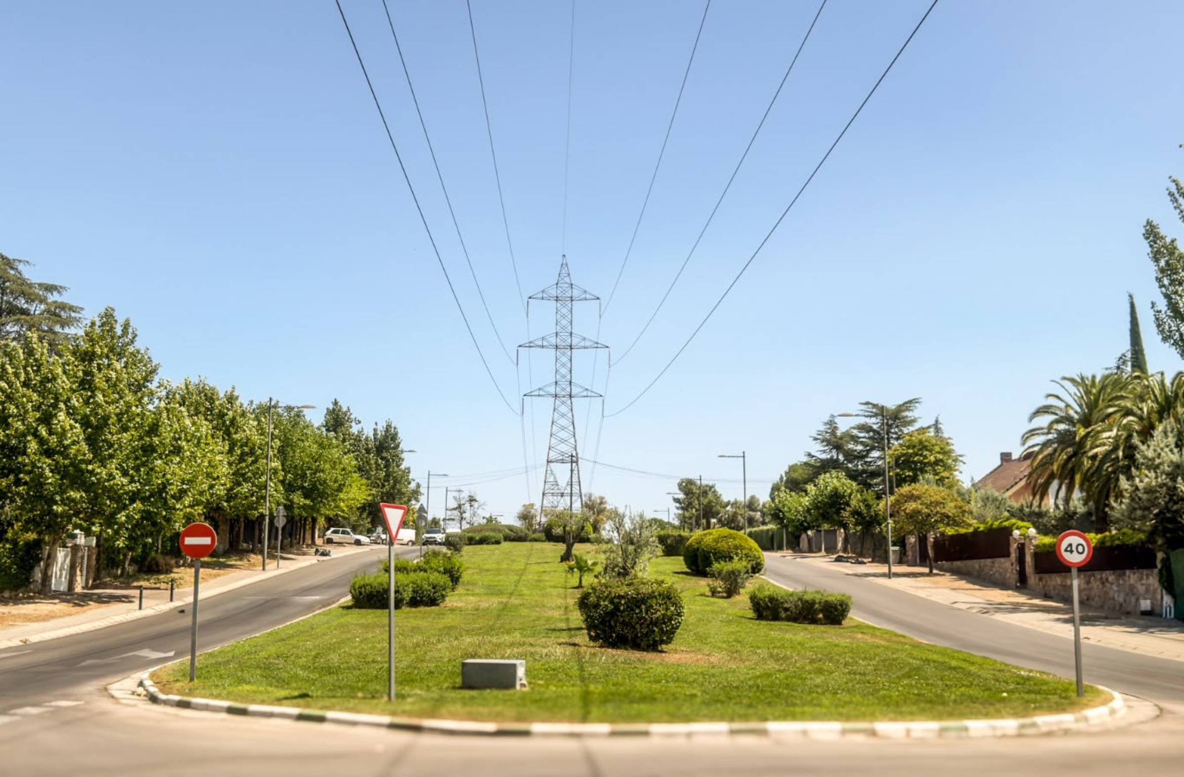 
                                                    Boadilla y Red Eléctrica dan el primer paso para soterrar la línea de alta tensión que va de Las Lomas a Majadahonda